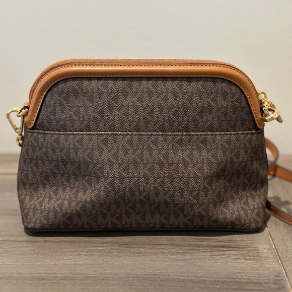 BNWT Michael Kors Logo Zip Dome Crossbody Bag - Picture 3 of 9